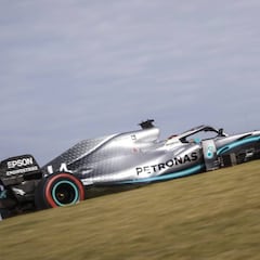 Hamilton se abre paso entre socavones, McLaren progresa