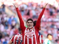 Con la presión que ha metido Pumas y posiblemente Pachuca, Chivas busca la victoria que los deje tranquilos en la cima de la Liga MX. (Photo by Ulises RUIZ / AFP)