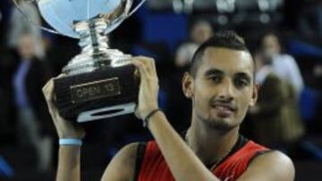 El australiano Nick Kyrgios posa con el trofeo ganado en Marsella.
