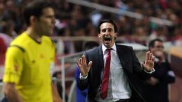 Emery pide calma con el asistente de fondo.
