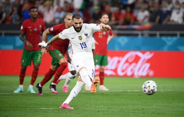 1-1. Karim Benzema marca de penalti el primer gol de la selección de Francia.