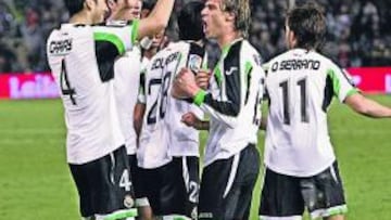 Los jugadores del Racing celebran uno de sus goles.