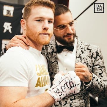 El cantante colombiano también acompañó al Canelo instantes previos a la pelea, posaron para las cámaras y se abrazaron