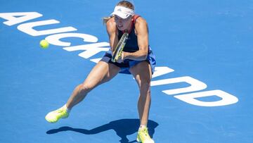 Caroline Wozniacki devuelve una bola durante un partido en el Torneo ASB Classic de Auckland (Nueva Zelanda).