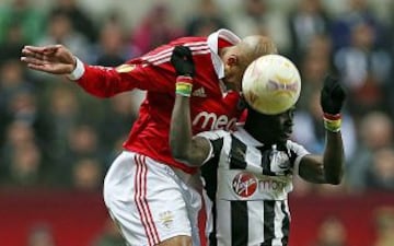 NEWCASTLE 1-1 BENFICA El defensor Luisao lucha un balón con el delantero Cissé.