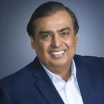 Mukesh Ambani preside y dirige Reliance Industries, que tiene participaciones en petroquímicos, petróleo y gas, telecomunicaciones y comercio minorista.
"Cualquier cosa y todo lo que puede volverse digital se está volviendo digital. India no puede permitirse quedarse atrás".
