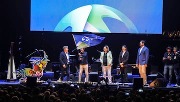 El presidente de la FETRI José Hidalgo, junto a la presidenta de World Triathlon Marisol Casado en el traspaso de la bandera de sede de la Gran Final de las Series Mundiales de Triatlón.