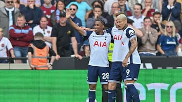 Wilson Odobert celebra un gol con sus compañeros.