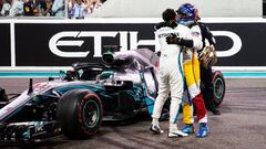 ABU DHABI, UNITED ARAB EMIRATES - NOVEMBER 25:  Race winner Lewis Hamilton of Great Britain and Mercedes GP celebrates with Fernando Alonso of Spain and McLaren F1 on track during the Abu Dhabi Formula One Grand Prix at Yas Marina Circuit on November 25, 2018 in Abu Dhabi, United Arab Emirates.  (Photo by Lars Baron/Getty Images)