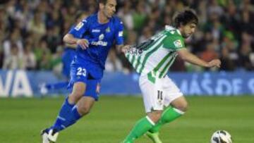 El centrocampista del Real Betis, Beñat Etxebarría (d), es agarrado de la camiseta por el jugador del Getafe CF, Borja Fernández.
