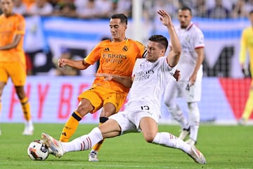 El jugador del Real Madrid, Lucas Vázquez pelea el balón con el jugador del Milan, Luka Jović.