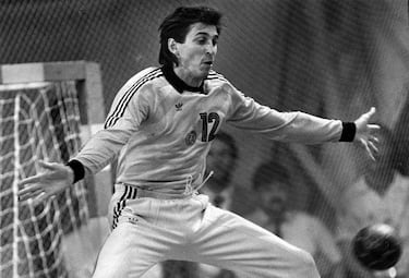 Nació en 1953 en Magdeburg (Alemania Oriental entonces)  y durante la década de los 70 y 80 fue considerado el mejor portero mundial, retirado en los noventa, en Hameln tras la caída del muro de Berlín Jugó 276 partidos con la RDA, y fue campeón olímpico en 1980, donde fue un muro de 1,86 metros ante la URSS: 23-22 en la final con prórroga; también sumó una plata y dos bronces mundiales, y durante 15 años no se perdió ningún partido en casa con el Magdeburg.