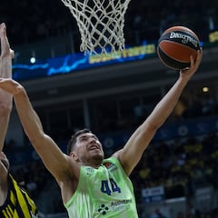 Joel Parra y Jabari Parker acercan al Barça al ‘playoff’