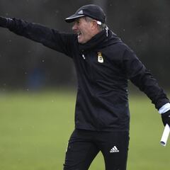 El Oviedo quiere frenar las bandas del Cádiz