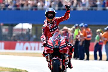 Francesco Bagnaia celebra su victoria camino del garaje tras conseguir el triunfo en el circuito de Assen.