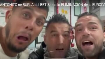 Antoñito, en el centro, junto a Félix Aparicio, a la derecha, el técnico de cantera al que ha reprendido el Sevilla.