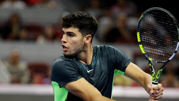 Carlos Alcaraz, en acción contra Jannik Sinner en el China Open.