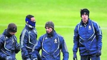 Los jugadores se abrigaron para salir al césped