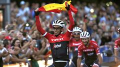 Alberto Contador dio una vuelta de honor con la bandera de Espa&ntilde;a en su &uacute;ltimo d&iacute;a de ciclismo.