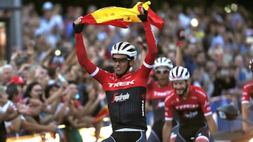 Alberto Contador dio una vuelta de honor con la bandera de Espa&ntilde;a en su &uacute;ltimo d&iacute;a de ciclismo.