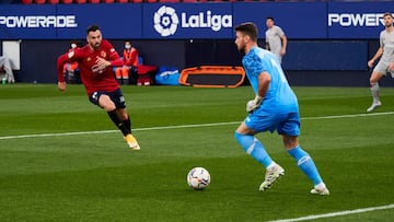 Unai Sim&oacute;n sale con el bal&oacute;n ante Osasuna.