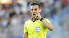 Estrada Fdez. en el césped y
Medié Jiménez en la Sala VOR