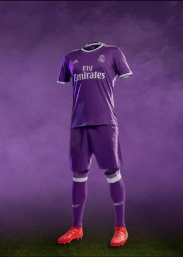 El volante colombiano James Rodríguez es imagen del Real Madrid y Adidas en la presentación su nueva indumentaria para la temporada 2015-2016.