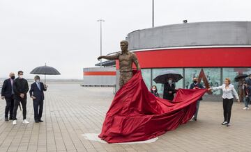 Sculptor Alicia Huertas unveiled the statue of Luis Aragonés outside the Metropolitano