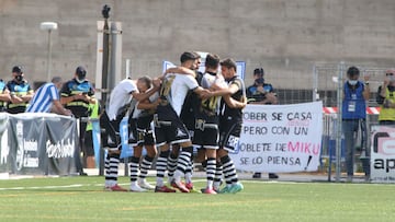 Los jugadores de Unionistas celebran el 2-1.