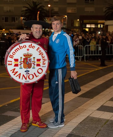 Toni Kroos posa con Manolo 'el del Bombo' antes de un partido amistoso en Vigo entre España y Alemania en noviembre de 2014.  

 