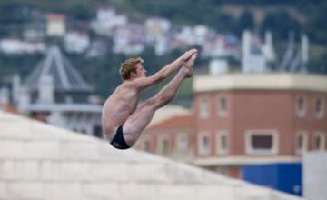 Un clavadista salta durante los entrenamientos de las series mundiales de la Red Bull Cliff Diving, la competición de saltos acrobáticos más importante del mundo, que se disputará el próximo sábado desde una plataforma de 27 metros de altura en el Puente de La Salve de Bilbao. 