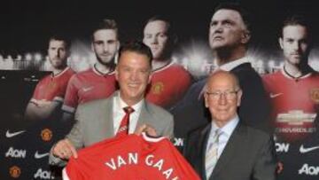 Louis van Gaal, con Bobby Charlton.