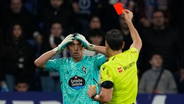 El portero argentino del Celta Agustín Marchesín es expulsado durante el partido correspondiente a los dieciseisavos de final de la Copa del Rey entre RCD Espanyol y Celta de Vigo este martes en el RCDE Stadium en Barcelona.