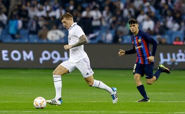 Kroos conduce el balón.