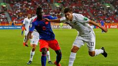 Soccer Football - Under-20 World Cup - Round of 16 - Colombia v New Zeland - Lodz Stadium, Lodz, Poland - June 2, 2019   Colombia&#039;s Gustavo Carvajal in action with New Zeland&#039;s Liberato Cacace   REUTERS/Kacper Pempel