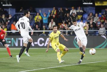 0-1. Gonçalo Guedes marcó el primer gol tras despejar el portero Andrés Fernández el penalti lanzado por Dani Parejo.
