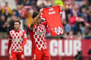 El lateral del Girona sigue creciendo. Anotó un gol, con dedicación emotiva, y demostró que va a ser un futbolista importante para Míchel.