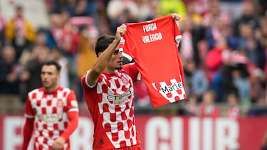 Miguel Gutiérrez, enseñando la camiseta.