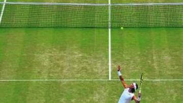 <b>CENTRE COURT.</b> Wimbledon: Rafa Nadal sirve para ser número uno.