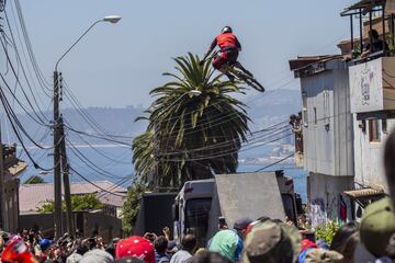 Valparaiso, 11 febrero 2018.
Decimosexta version del Red Bull Valparaiso Cerro Abajo, principal carrera de descenso urbano en Chile, realizada entre calles, escaleras y callejones de la ciudad puerto.
Cristian Rudolffi/Photosport.