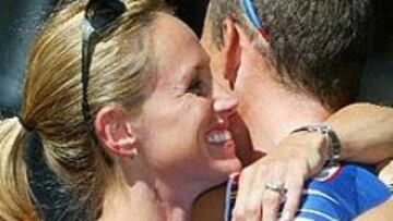 <b>FIN A UN IDILIO.</b> La pareja Armstrong ha puesto fin a cuatro años y medio de matrimonio de manera cordial y amable. Ahora el campeón norteamericano preparará en España la nueva temporada de ciclismo.