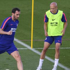 Susto de Godín, lesionado, y se entrenó un hijo de Perea