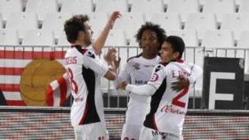 <b>UNIDOS. </b>Víctor y Ratinho abrazan a De Guzman en Almería, en el partido de ida de la e Copa.