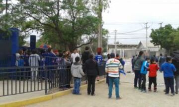 Miles de hinchas llegaron hasta el CDA para alentar a los jugadores.