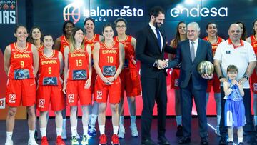 GRAF6863. MADRID, 23/05/2019.- El presidente de la Federación Española de Baloncesto (FEB), Jorge Garbajosa (3d), y el seleccionador Lucas Mondelo (d) posan junto a las jugadoras, durante el acto de presentación este jueves de la selección absoluta femenina de Baloncesto, que prepara el Eurobasket 2019. EFE/Emilio Naranjo
