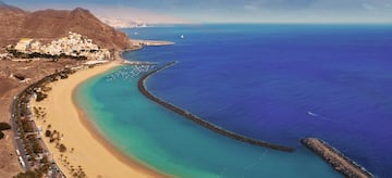 Es la playa más turística y conocida de Santa Cruz de Tenerife ya que se encuentra a tan solo 7 kilómetros del centro de la ciudad. Se trata de un arenal ideal para pasar una jornada de playa con los más pequeños ya que está protegida de oleaje y de las corrientes gracias a una escollera. Cuenta con varios restaurantes y más de 1,5 kilómetros de paseo. 