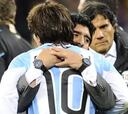 Messi, Tévez y Bolatti le piden a Maradona que siga como seleccionador, según Olé