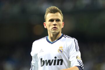 Presente en el último ascenso del Castilla a Primera División (ganando la categoría de bronce), debutaba con el Real Madrid en Copa del Rey contra el Alcoyano. Tras varias cesiones protagonizó la alineación indebida contra el Cádiz en Copa del Rey antes de marcharse al Valencia.

