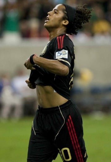 Gio es autor de uno de los goles más bellos en la historia del certamen, pues en 2011 anotó el gol que confirmó a México como el Campeón de Concacaf, pero además de ese gol hubo otros cinco más que