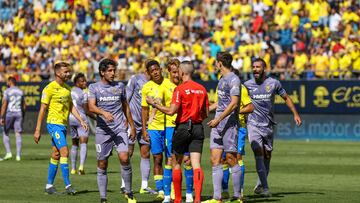 01/10/22 PARTIDO PRIMERA DIVISION
CADIZ - VILLARREAL
ALEX FERNANDEZ PROTESTAS ARBITRO IGLESIAS VILLANUEVA
